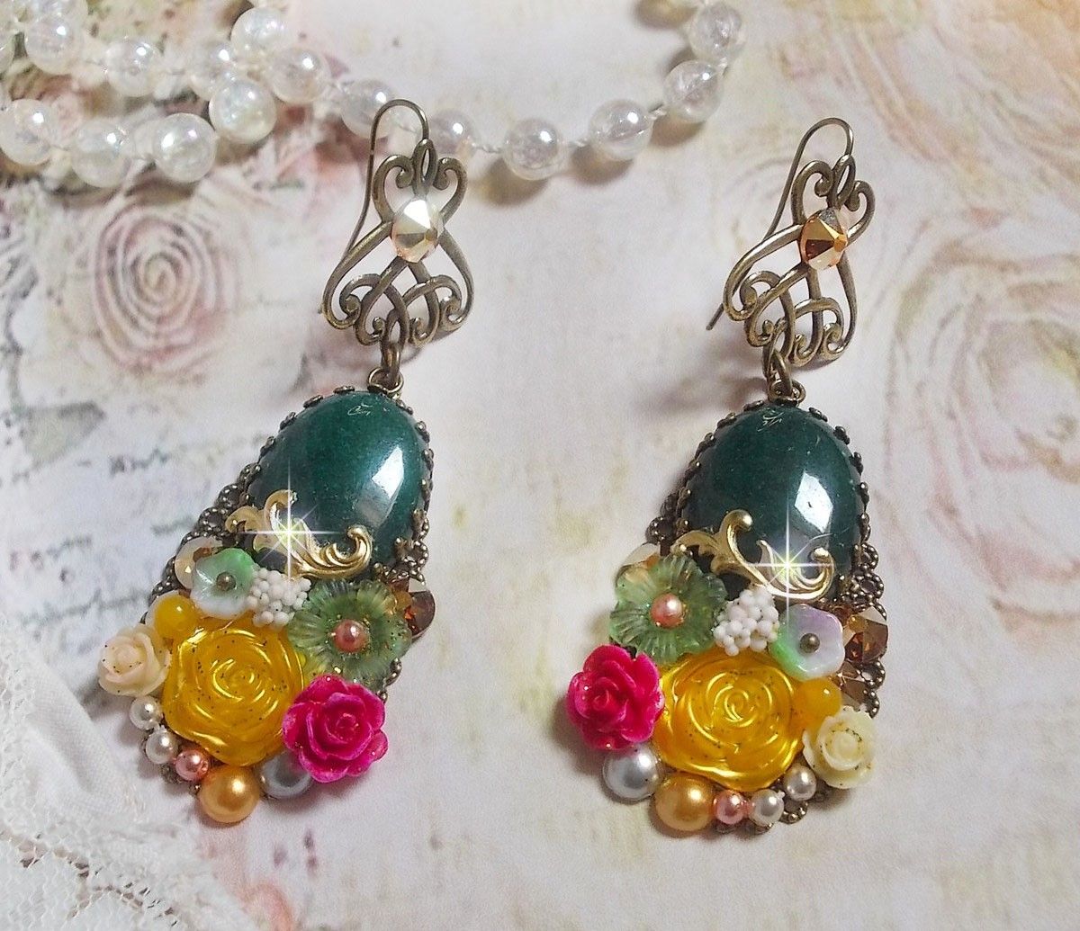 Fiori di giada BO creati con cabochon ovali di giada malese, cristalli Swarovski, perline di resina, fiori di vetro con accessori di qualità 