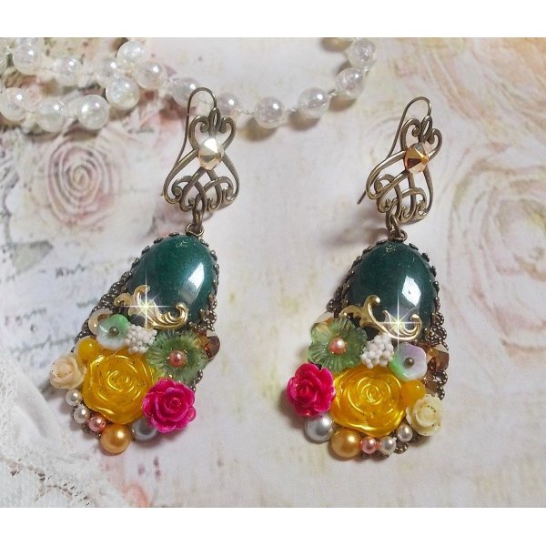 Fiori di giada BO creati con cabochon ovali di giada malese, cristalli Swarovski, perline di resina, fiori di vetro con accessori di qualit&agrave; 