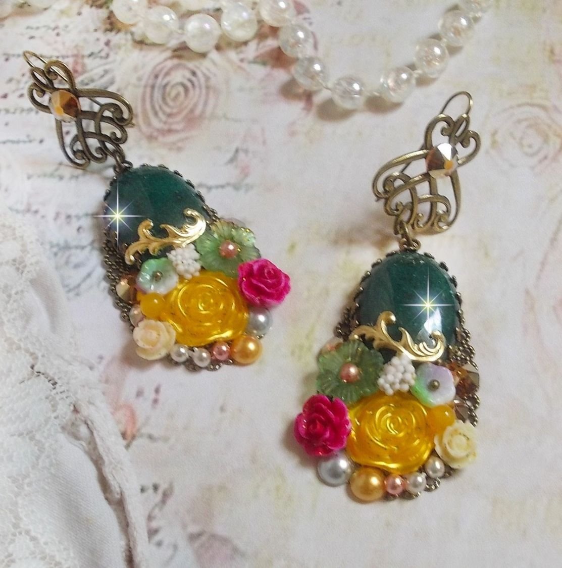 Fiori di giada BO creati con cabochon ovali di giada malese, cristalli Swarovski, perline di resina, fiori di vetro con accessori di qualità 