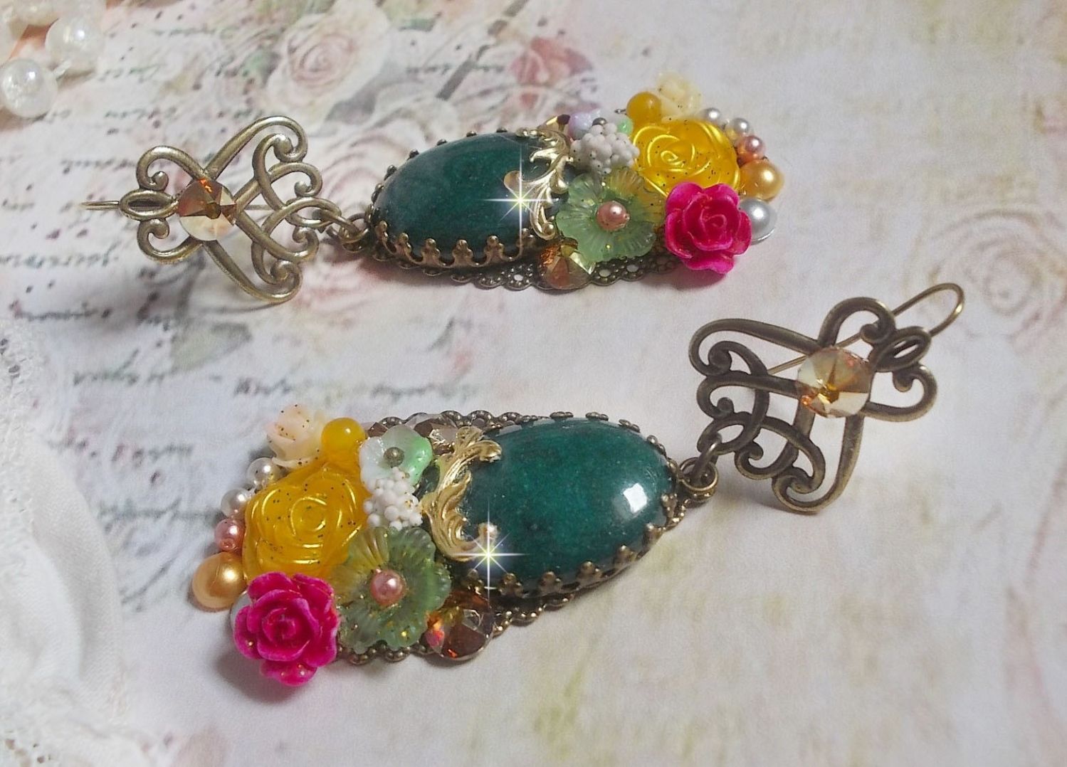 Fiori di giada BO creati con cabochon ovali di giada malese, cristalli Swarovski, perline di resina, fiori di vetro con accessori di qualità 