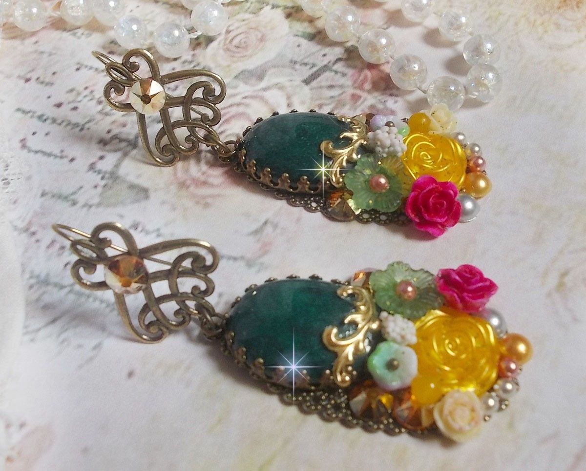 Fiori di giada BO creati con cabochon ovali di giada malese, cristalli Swarovski, perline di resina, fiori di vetro con accessori di qualità 