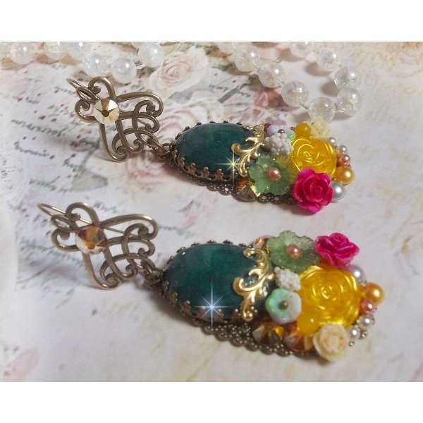 Fiori di giada BO creati con cabochon ovali di giada malese, cristalli Swarovski, perline di resina, fiori di vetro con accessori di qualit&agrave; 