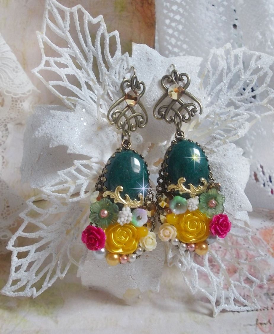 Fiori di giada BO creati con cabochon ovali di giada malese, cristalli Swarovski, perline di resina, fiori di vetro con accessori di qualità 