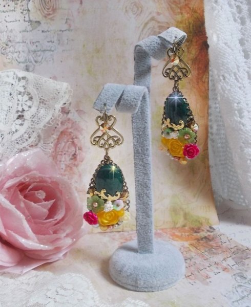 Fiori di giada BO creati con cabochon ovali di giada malese, cristalli Swarovski, perline di resina, fiori di vetro con accessori di qualit&agrave; 