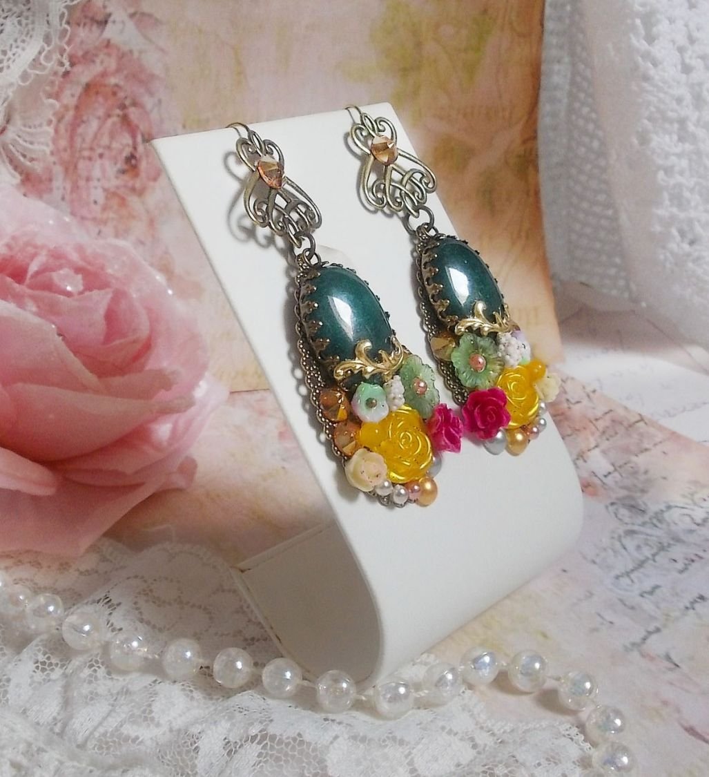 Fiori di giada BO creati con cabochon ovali di giada malese, cristalli Swarovski, perline di resina, fiori di vetro con accessori di qualità 