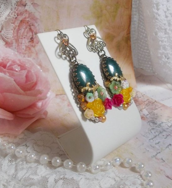 Fiori di giada BO creati con cabochon ovali di giada malese, cristalli Swarovski, perline di resina, fiori di vetro con accessori di qualit&agrave; 