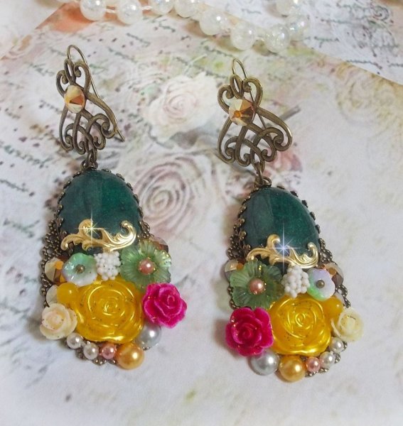 Fiori di giada BO creati con cabochon ovali di giada malese, cristalli Swarovski, perline di resina, fiori di vetro con accessori di qualit&agrave; 