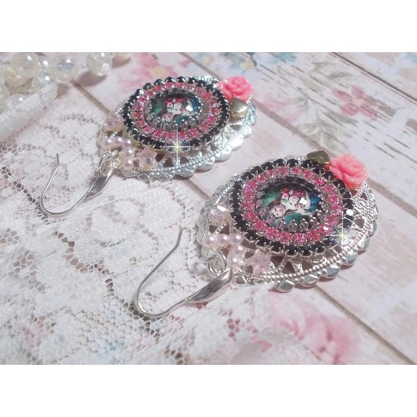 BO Jardin de Lumi&egrave;re et d&rsquo;argent mont&eacute;es avec un cabochon ovale repr&eacute;sentant une jeune femme avec des fleurs &agrave; laquelle s&rsquo;ajoute des zirconiums, perles, estampes avec crochets en Argent 925