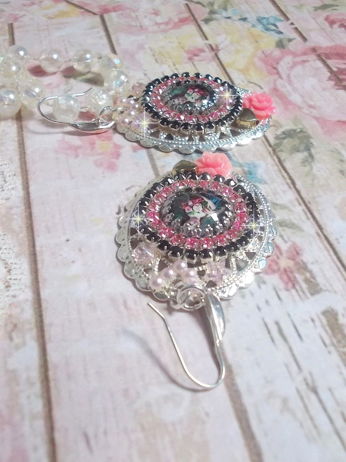 BO Jardin de Lumi&egrave;re et d&rsquo;argent mont&eacute;es avec un cabochon ovale repr&eacute;sentant une jeune femme avec des fleurs &agrave; laquelle s&rsquo;ajoute des zirconiums, perles, estampes avec crochets en Argent 925