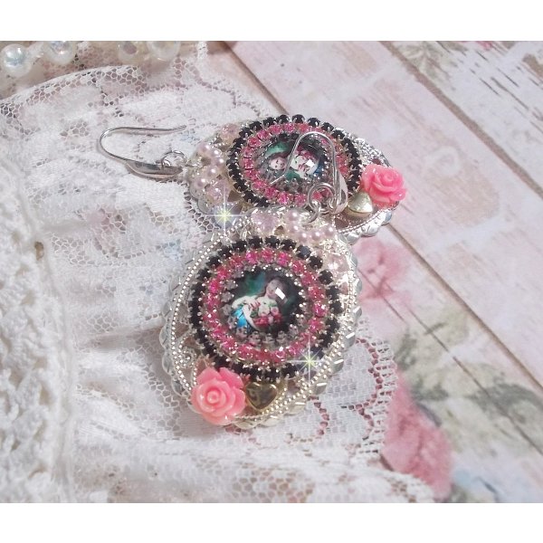 BO Jardin de Lumi&egrave;re et d&rsquo;argent mont&eacute;es avec un cabochon ovale repr&eacute;sentant une jeune femme avec des fleurs &agrave; laquelle s&rsquo;ajoute des zirconiums, perles, estampes avec crochets en Argent 925