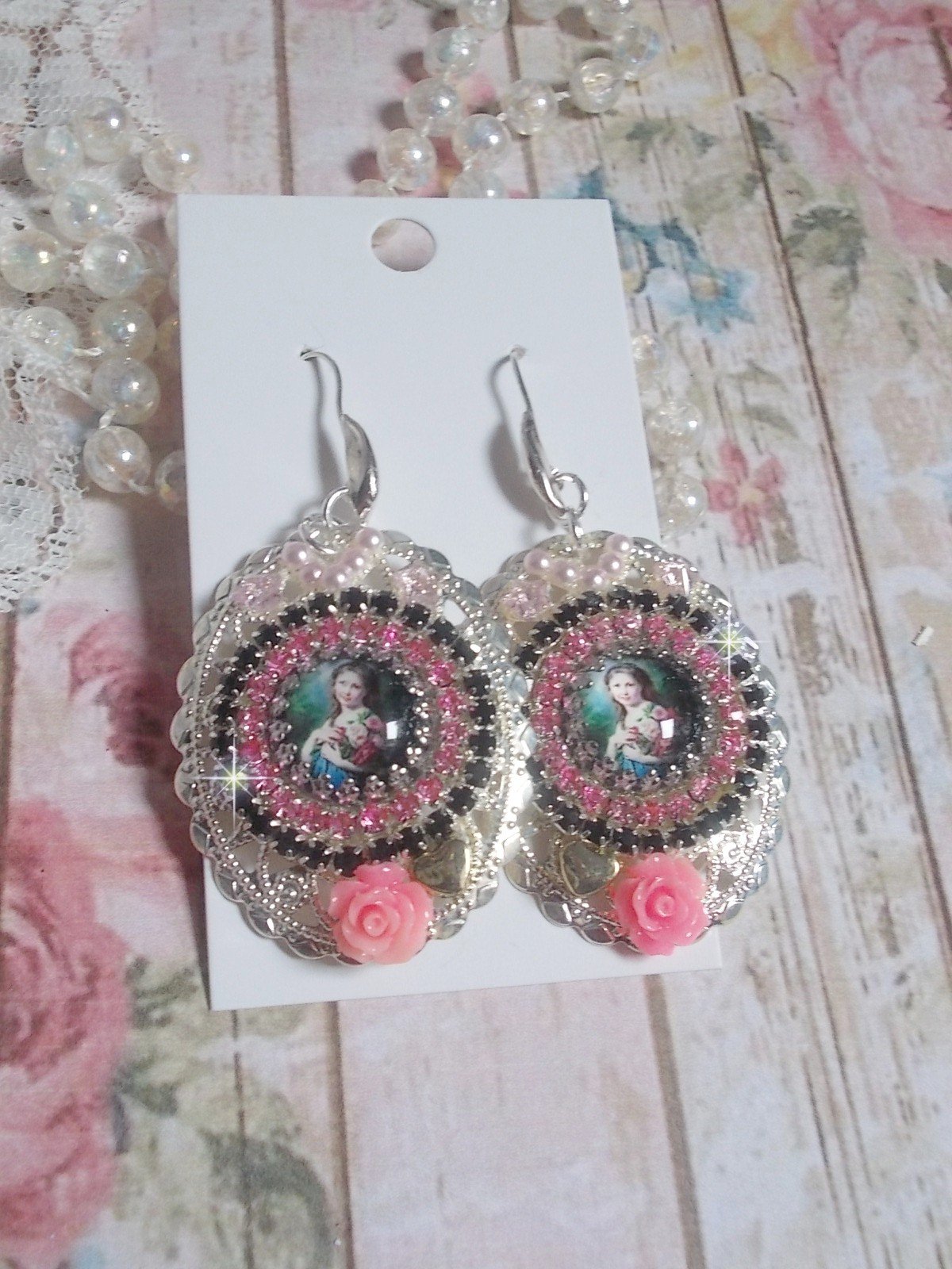 BO Jardin de Lumi&egrave;re et d&rsquo;argent mont&eacute;es avec un cabochon ovale repr&eacute;sentant une jeune femme avec des fleurs &agrave; laquelle s&rsquo;ajoute des zirconiums, perles, estampes avec crochets en Argent 925