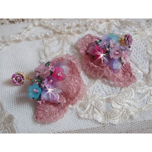 BO Jardin Po&eacute;tique brod&eacute;es sur une belle dentelle rose Antique avec des fleurs lucites et des rocailles