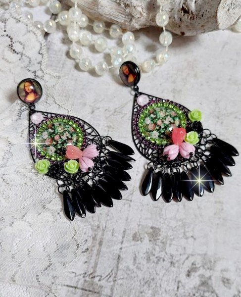 BO La Jocondine mont&eacute;es avec estampes, cabochons verre, dagues, perles r&eacute;sine et perles cristal Swarovski