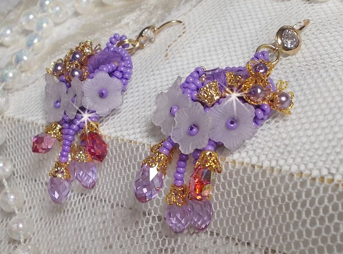 BO Laureline ricamato con cristalli Swarovski, cotone DMC viola, fiori di lucite e perle di seme