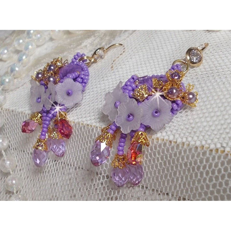 BO Laureline ricamato con cristalli Swarovski, cotone DMC viola, fiori di lucite e perle di seme