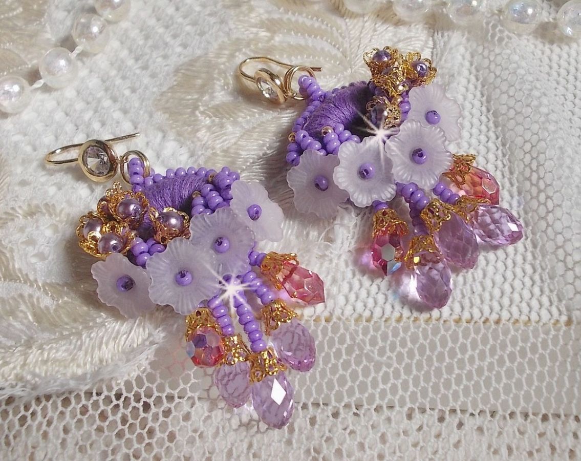 BO Laureline ricamato con cristalli Swarovski, cotone DMC viola, fiori di lucite e perle di seme