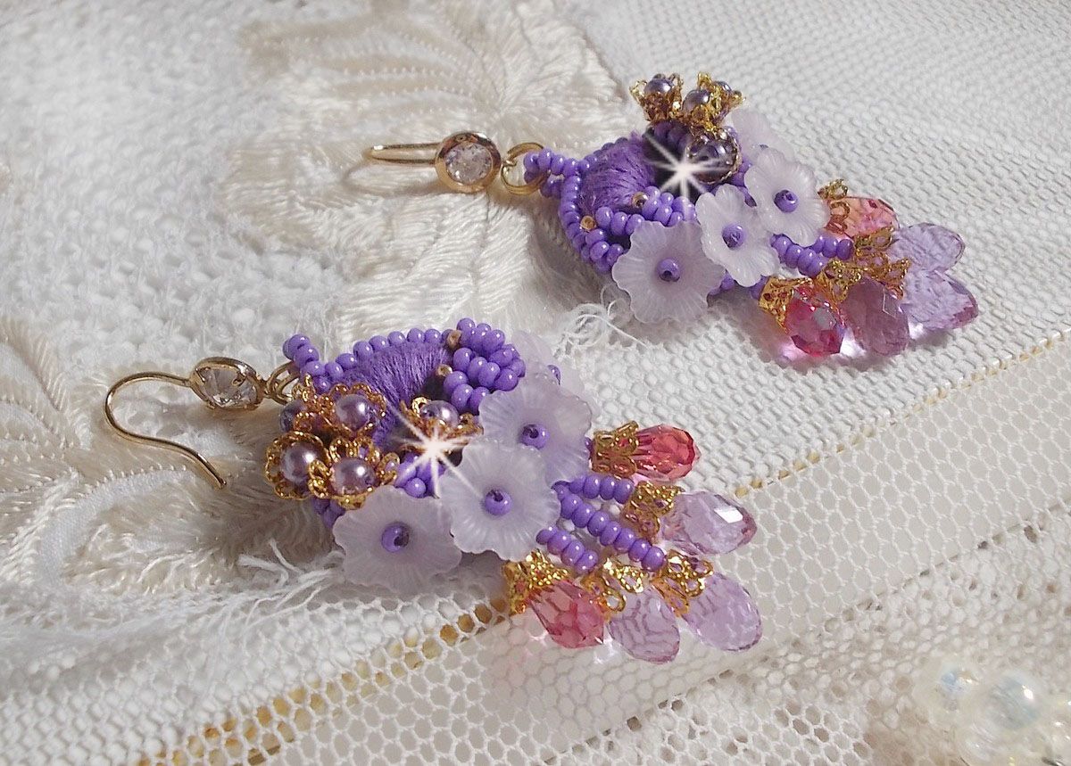 BO Laureline ricamato con cristalli Swarovski, cotone DMC viola, fiori di lucite e perle di seme