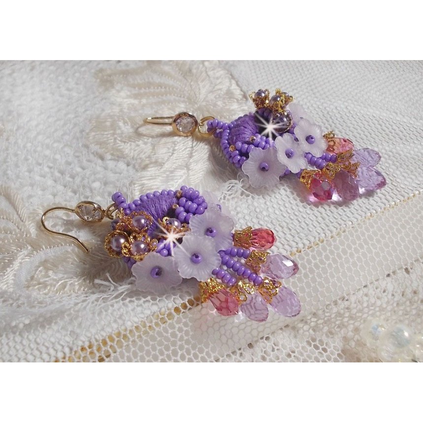 BO Laureline ricamato con cristalli Swarovski, cotone DMC viola, fiori di lucite e perle di seme