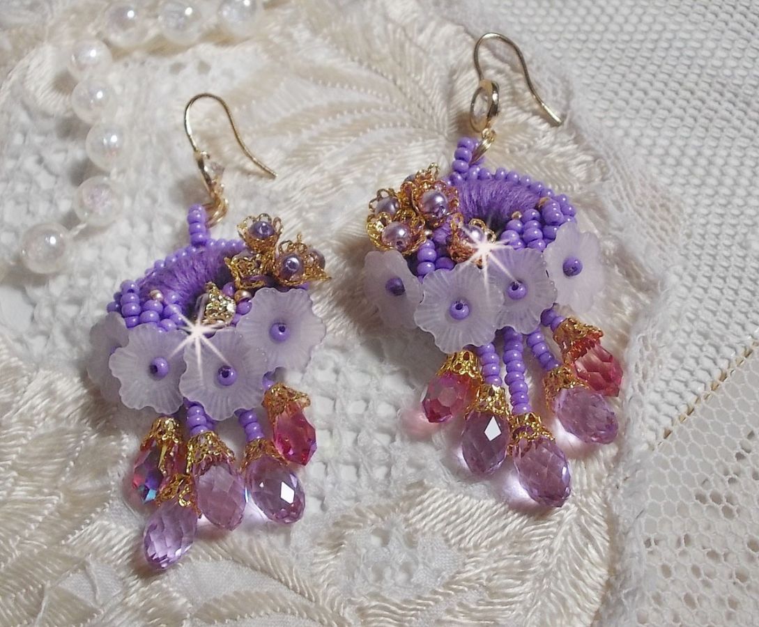 BO Laureline ricamato con cristalli Swarovski, cotone DMC viola, fiori di lucite e perle di seme