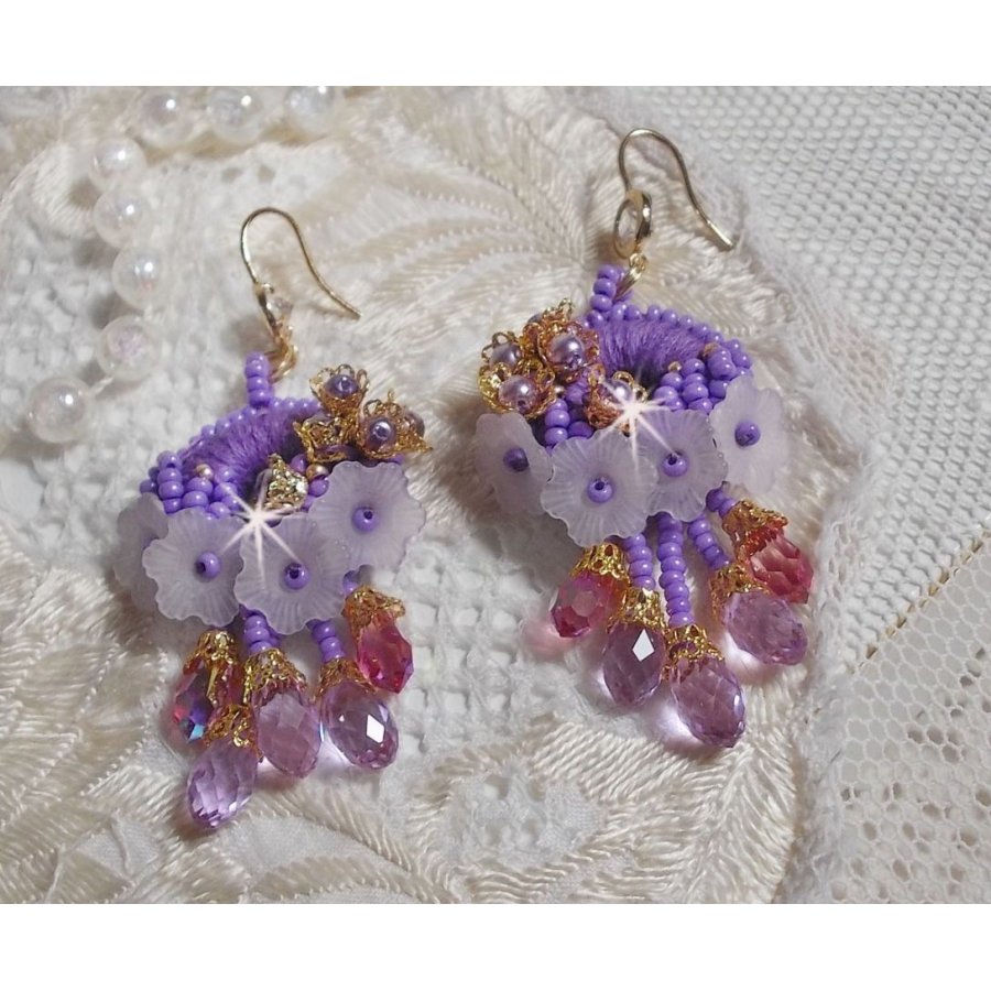 BO Laureline ricamato con cristalli Swarovski, cotone DMC viola, fiori di lucite e perle di seme