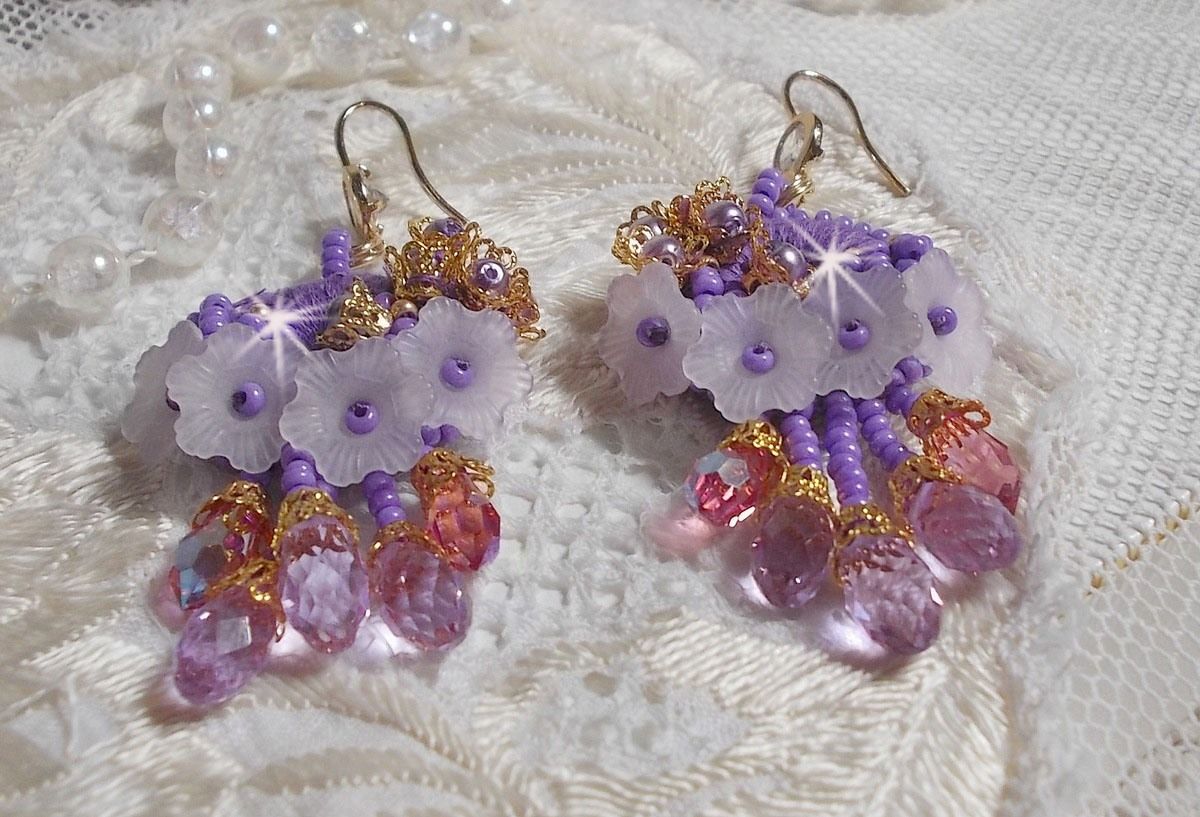 BO Laureline ricamato con cristalli Swarovski, cotone DMC viola, fiori di lucite e perle di seme