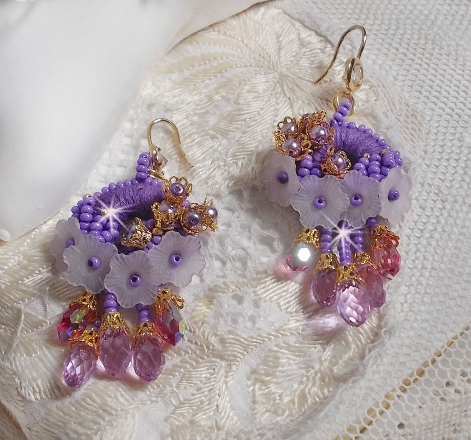 BO Laureline ricamato con cristalli Swarovski, cotone DMC viola, fiori di lucite e perle di seme