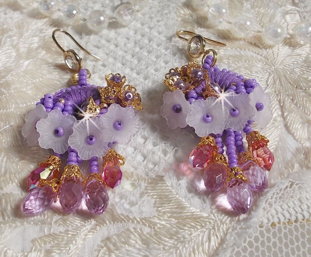 BO Laureline ricamato con cristalli Swarovski, cotone DMC viola, fiori di lucite e perle di seme