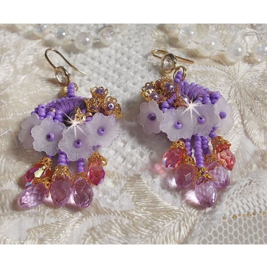 BO Laureline ricamato con cristalli Swarovski, cotone DMC viola, fiori di lucite e perle di seme