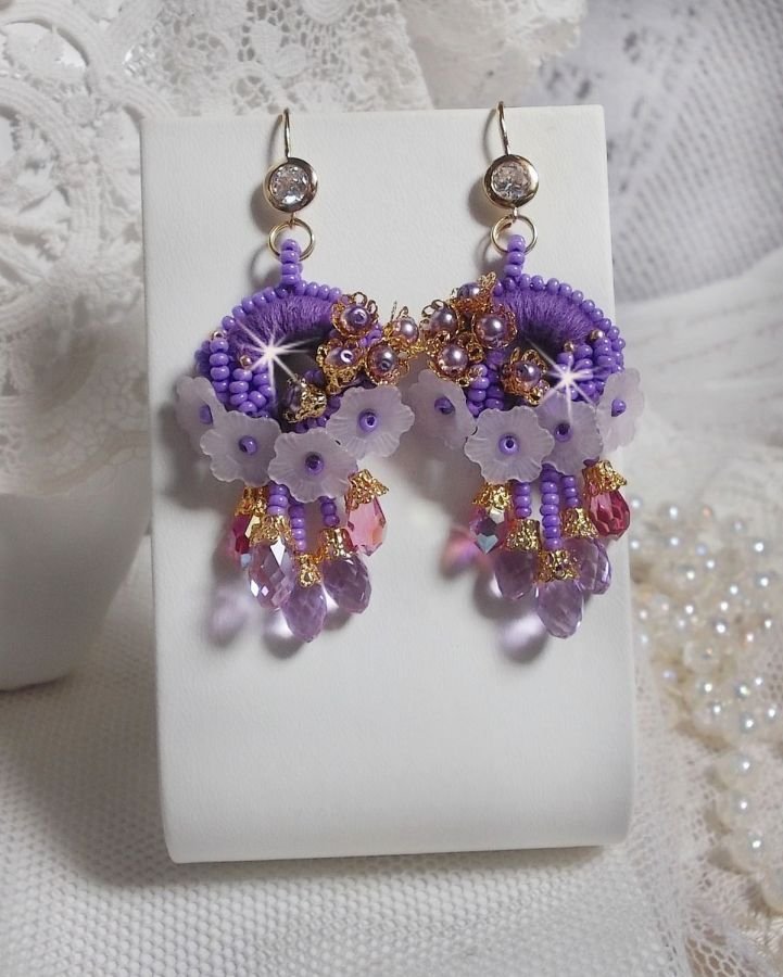 BO Laureline ricamato con cristalli Swarovski, cotone DMC viola, fiori di lucite e perle di seme