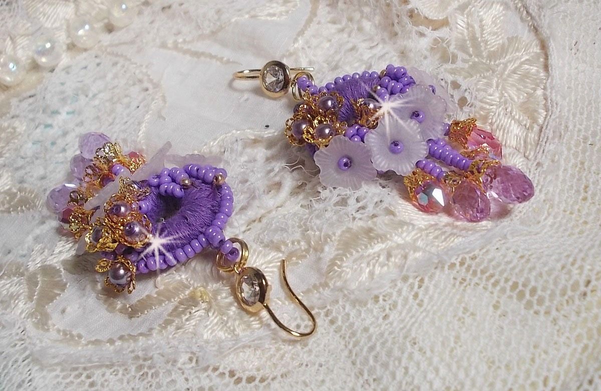 BO Laureline ricamato con cristalli Swarovski, cotone DMC viola, fiori di lucite e perle di seme