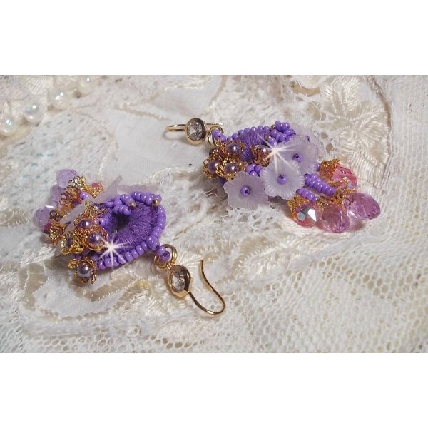 BO Laureline ricamato con cristalli Swarovski, cotone DMC viola, fiori di lucite e perle di seme