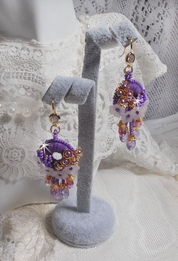 BO Laureline ricamato con cristalli Swarovski, cotone DMC viola, fiori di lucite e perle di seme