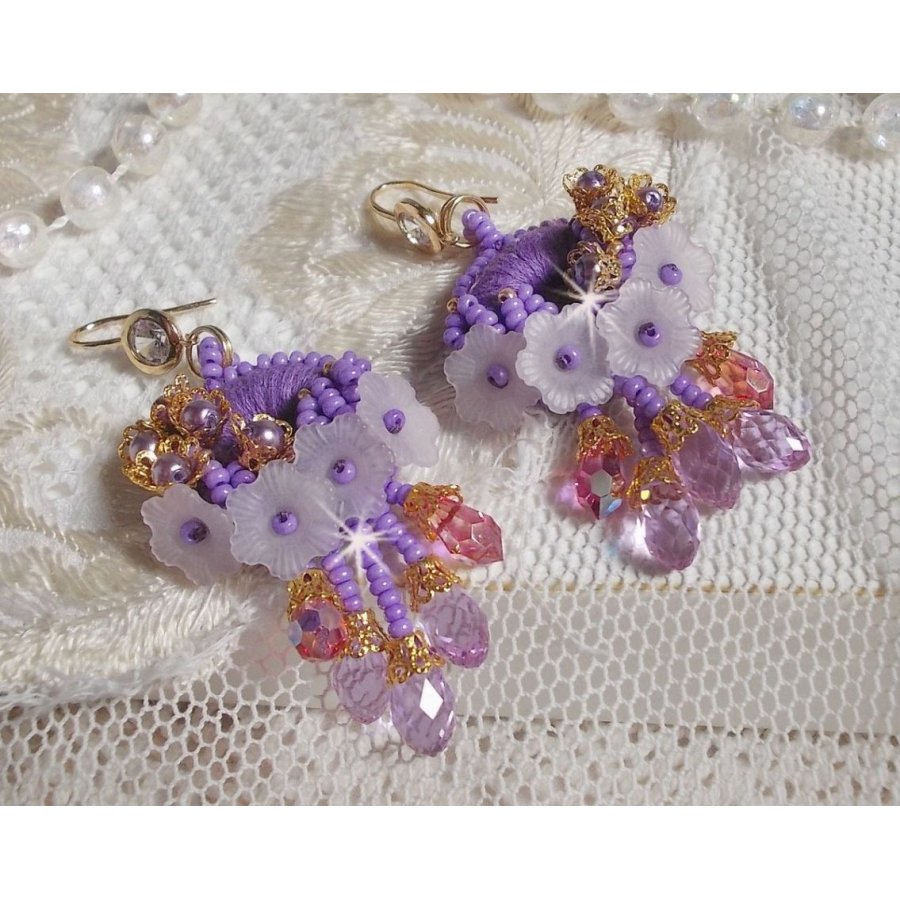 BO Laureline ricamato con cristalli Swarovski, cotone DMC viola, fiori di lucite e perle di seme