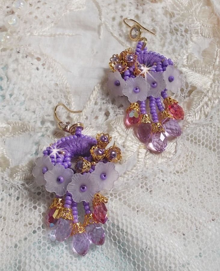 BO Laureline ricamato con cristalli Swarovski, cotone DMC viola, fiori di lucite e perle di seme