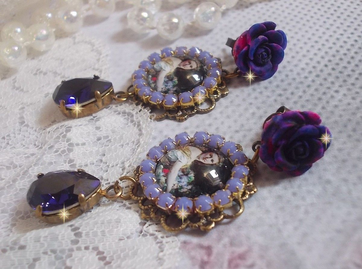 BO La Lavendière è stato creato con cabochon di lente d'ingrandimento, cristalli PureCrystal, cabochon di resina, accessori in ottone placcato oro e bronzo.