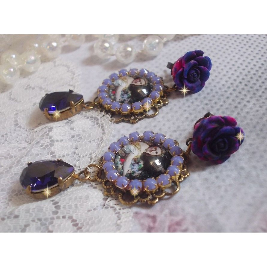 BO La Lavendière è stato creato con cabochon di lente d'ingrandimento, cristalli PureCrystal, cabochon di resina, accessori in ottone placcato oro e bronzo.