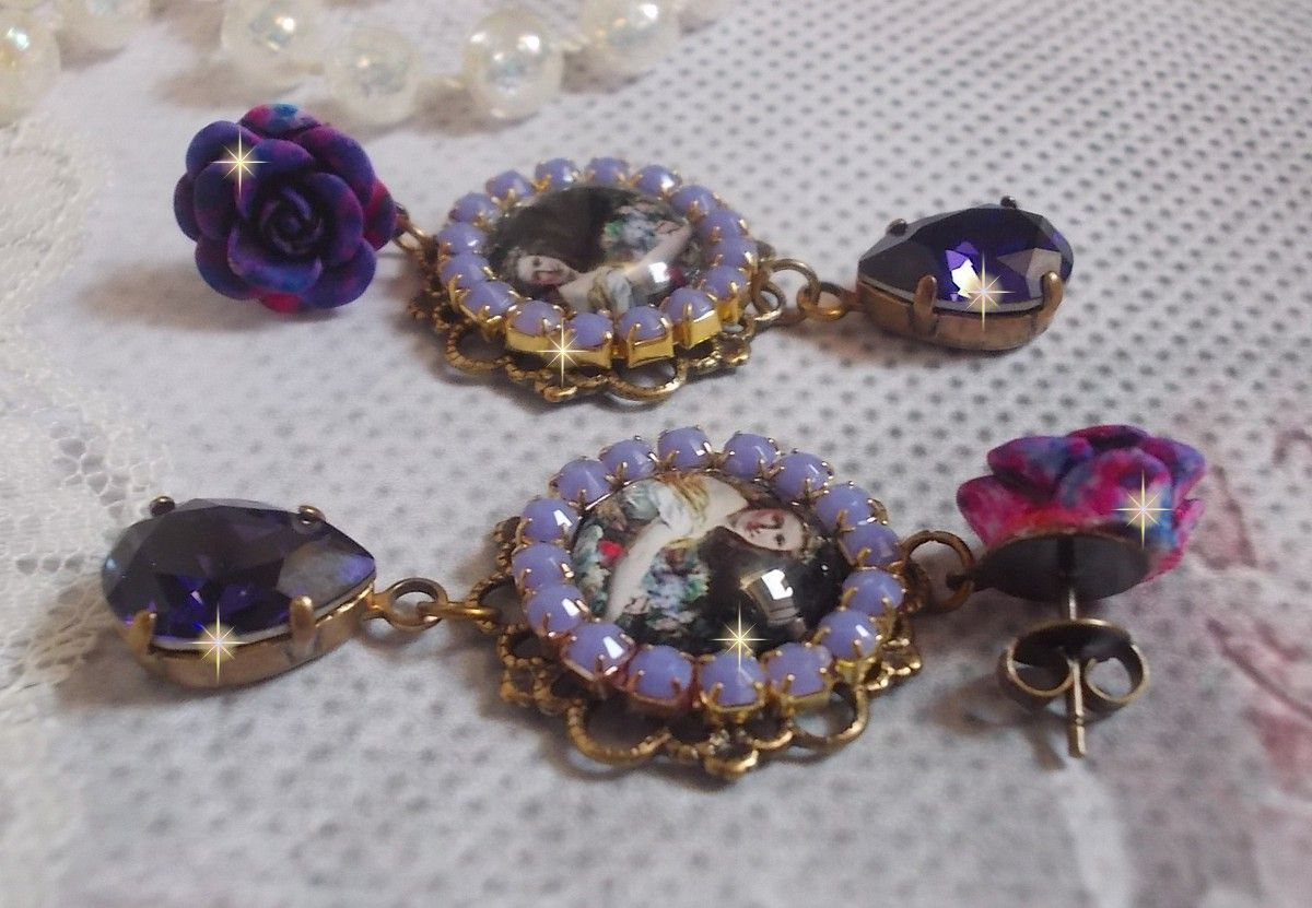 BO La Lavendière è stato creato con cabochon di lente d'ingrandimento, cristalli PureCrystal, cabochon di resina, accessori in ottone placcato oro e bronzo.