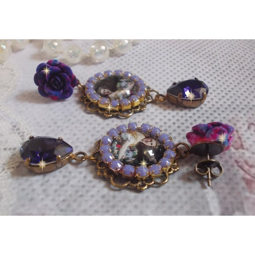 BO La Lavendière è stato creato con cabochon di lente d'ingrandimento, cristalli PureCrystal, cabochon di resina, accessori in ottone placcato oro e bronzo.