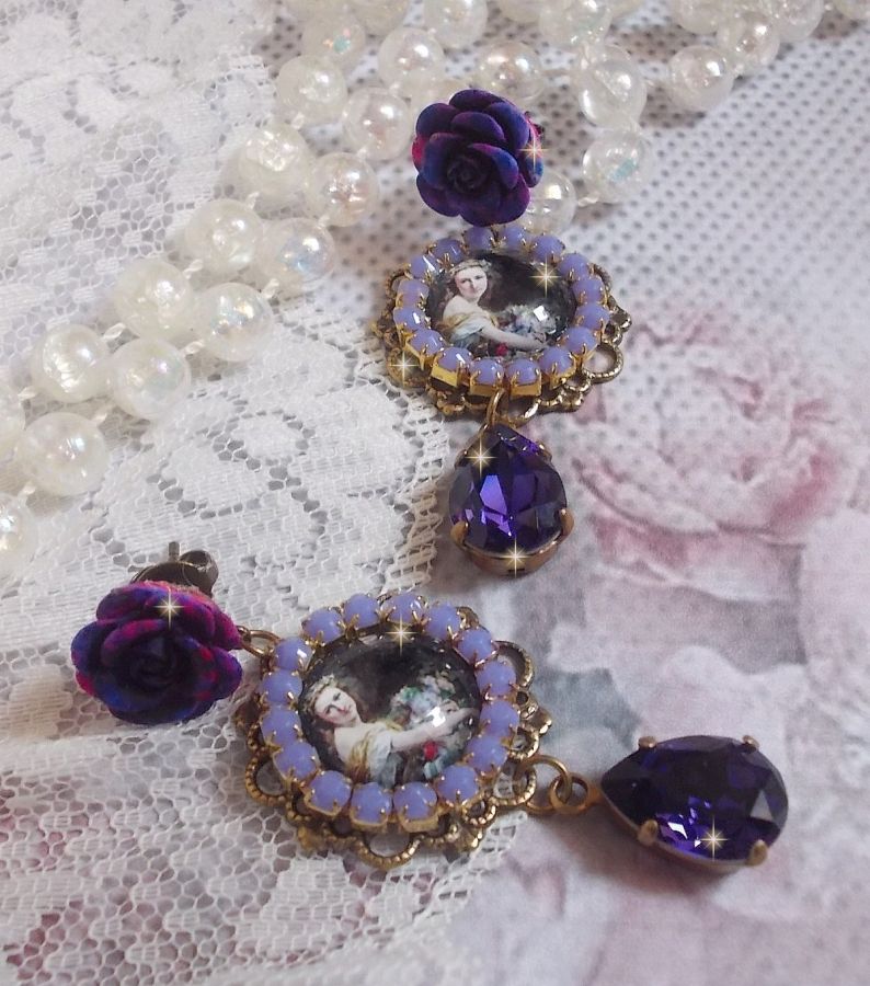 BO La Lavendière è stato creato con cabochon di lente d'ingrandimento, cristalli PureCrystal, cabochon di resina, accessori in ottone placcato oro e bronzo.