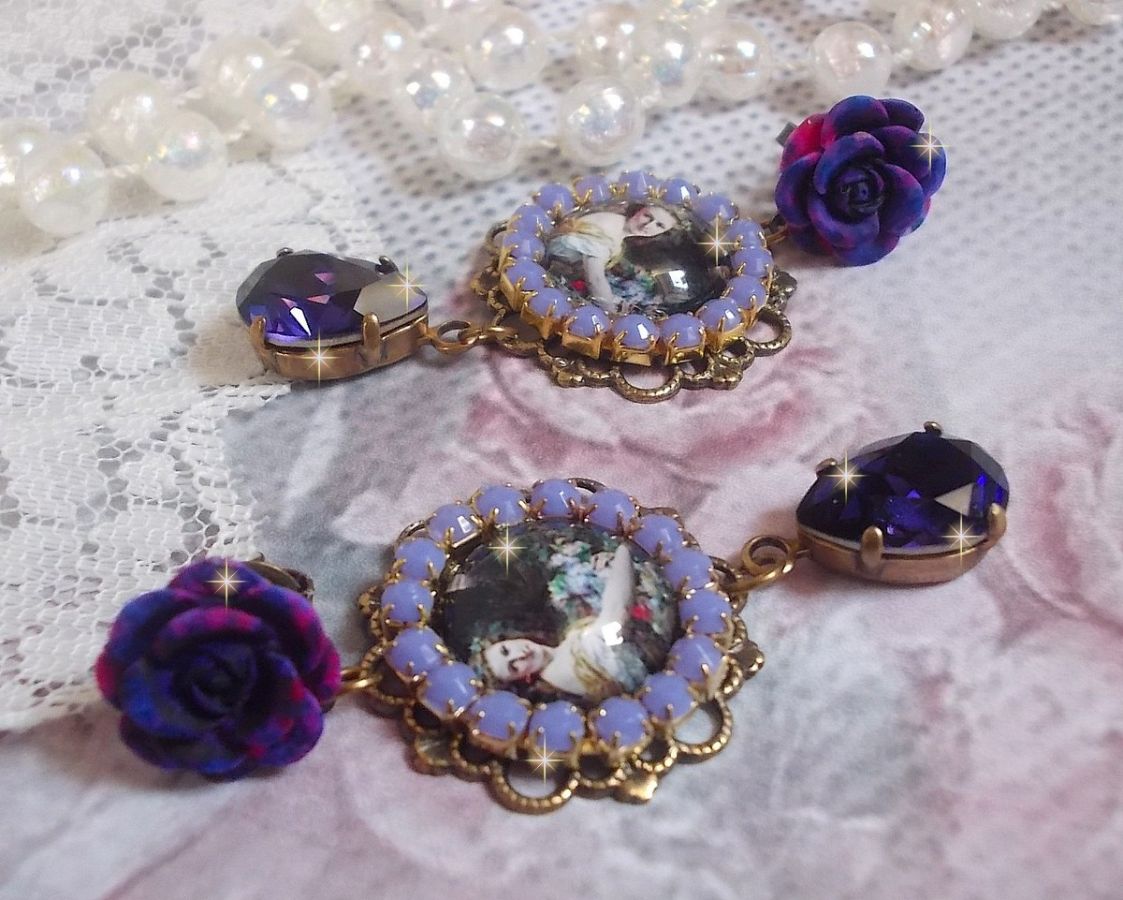 BO La Lavendière è stato creato con cabochon di lente d'ingrandimento, cristalli PureCrystal, cabochon di resina, accessori in ottone placcato oro e bronzo.