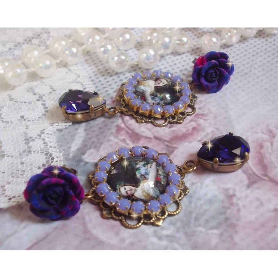 BO La Lavendière è stato creato con cabochon di lente d'ingrandimento, cristalli PureCrystal, cabochon di resina, accessori in ottone placcato oro e bronzo.