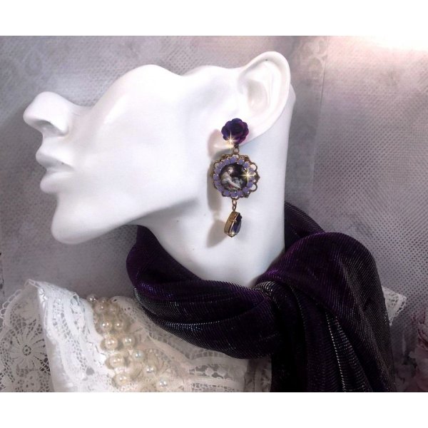 BO La Lavendi&egrave;re &egrave; stato creato con cabochon di lente d'ingrandimento, cristalli PureCrystal, cabochon di resina, accessori in ottone placcato oro e bronzo.