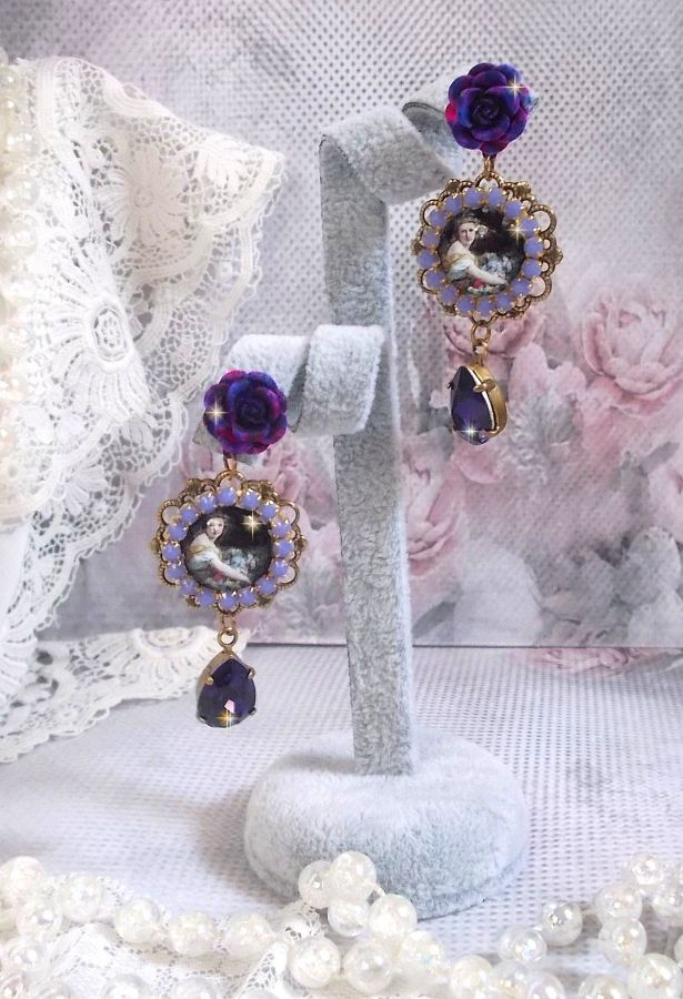 BO La Lavendière è stato creato con cabochon di lente d'ingrandimento, cristalli PureCrystal, cabochon di resina, accessori in ottone placcato oro e bronzo.