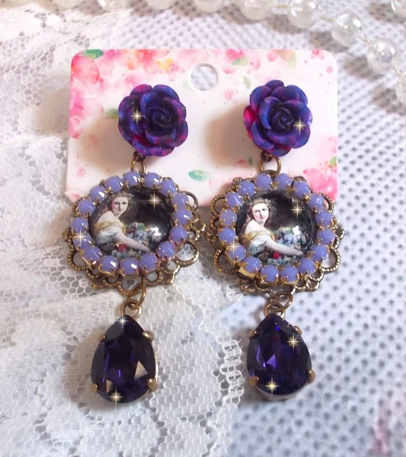 BO La Lavendière è stato creato con cabochon di lente d'ingrandimento, cristalli PureCrystal, cabochon di resina, accessori in ottone placcato oro e bronzo.