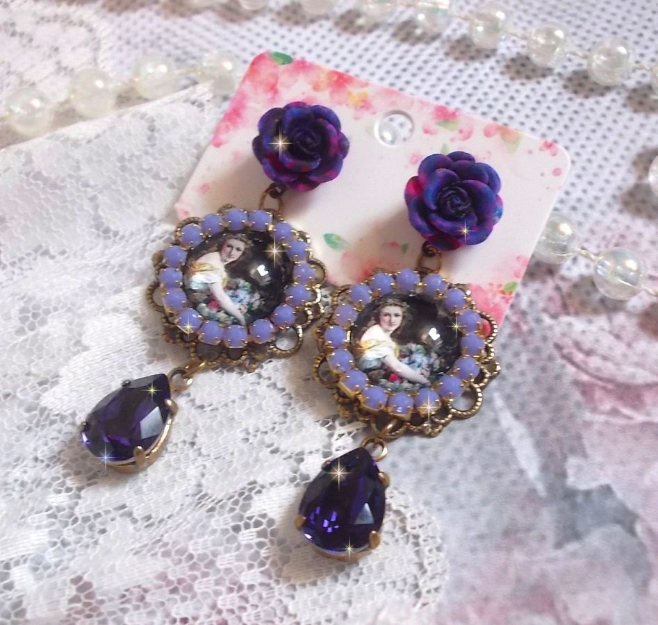 BO La Lavendière è stato creato con cabochon di lente d'ingrandimento, cristalli PureCrystal, cabochon di resina, accessori in ottone placcato oro e bronzo.