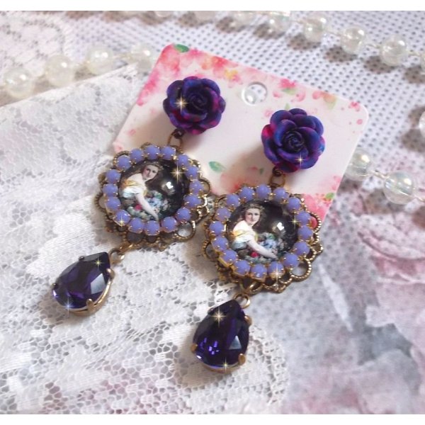 BO La Lavendi&egrave;re &egrave; stato creato con cabochon di lente d'ingrandimento, cristalli PureCrystal, cabochon di resina, accessori in ottone placcato oro e bronzo.