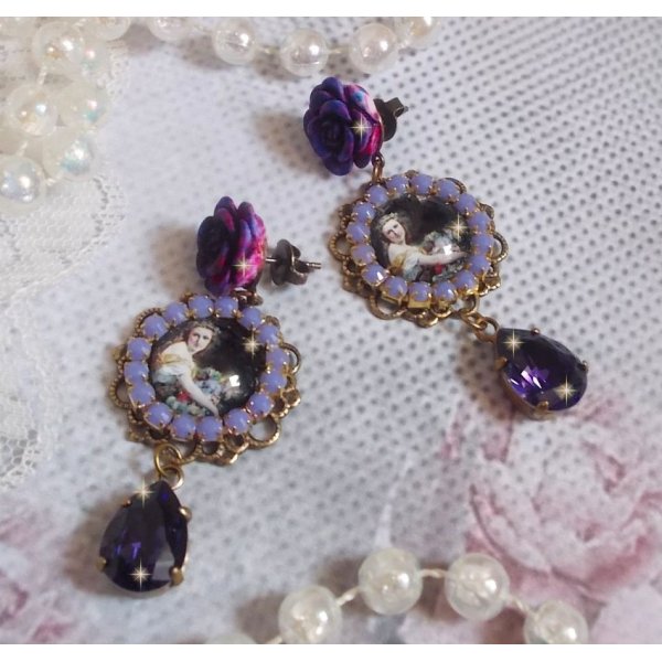 BO La Lavendi&egrave;re &egrave; stato creato con cabochon di lente d'ingrandimento, cristalli PureCrystal, cabochon di resina, accessori in ottone placcato oro e bronzo.