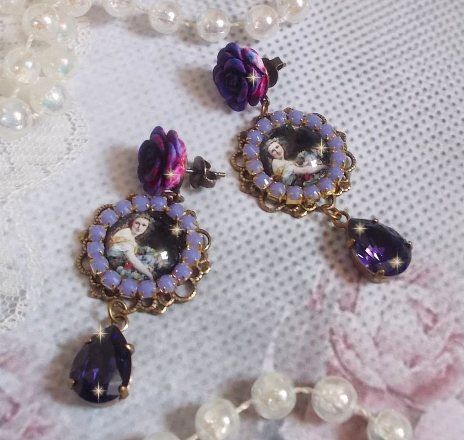 BO La Lavendière è stato creato con cabochon di lente d'ingrandimento, cristalli PureCrystal, cabochon di resina, accessori in ottone placcato oro e bronzo.