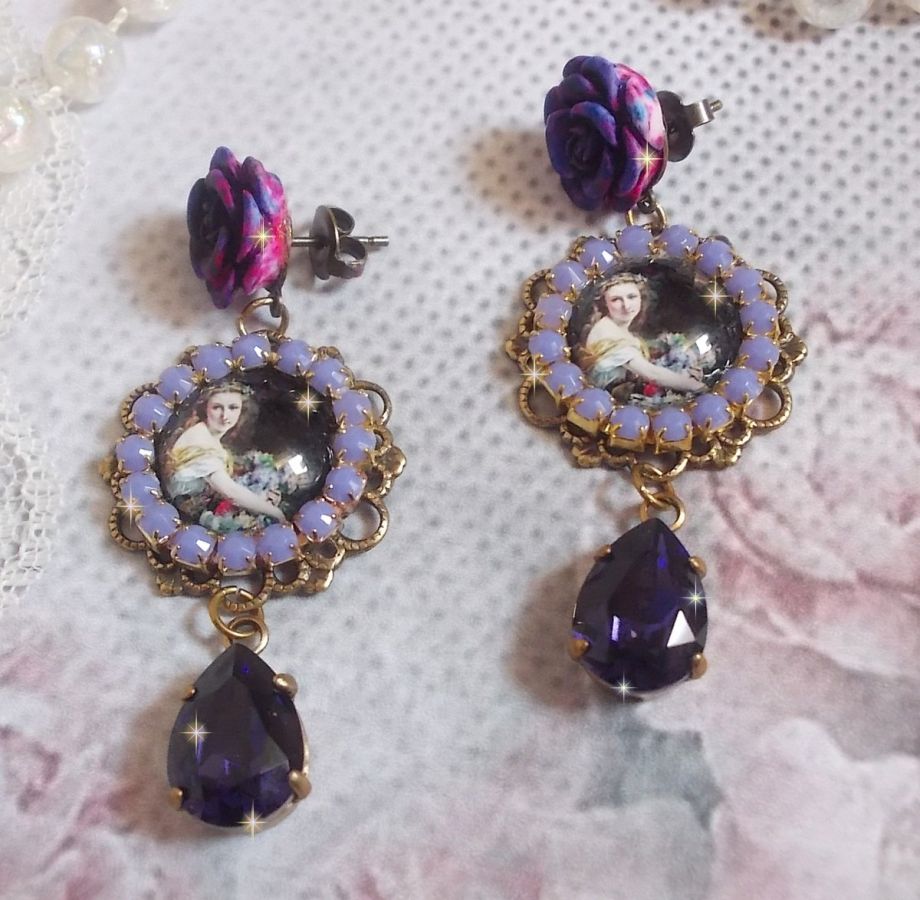 BO La Lavendière è stato creato con cabochon di lente d'ingrandimento, cristalli PureCrystal, cabochon di resina, accessori in ottone placcato oro e bronzo.