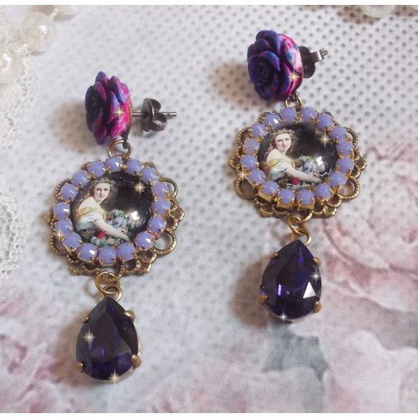 BO La Lavendi&egrave;re &egrave; stato creato con cabochon di lente d'ingrandimento, cristalli PureCrystal, cabochon di resina, accessori in ottone placcato oro e bronzo.